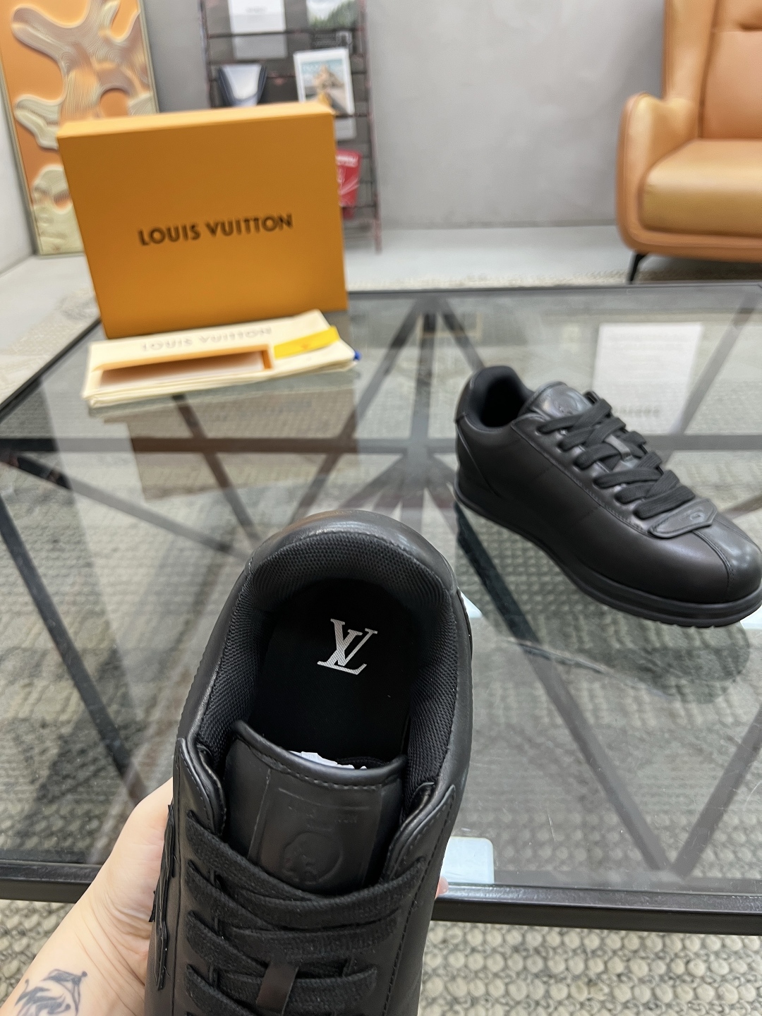  L 🔍顶级代购🇮🇹 路 炸街男神休闲运动鞋系列来袭专柜同步，鞋面意大利进口牛皮搭配老花面料，进口舒适网