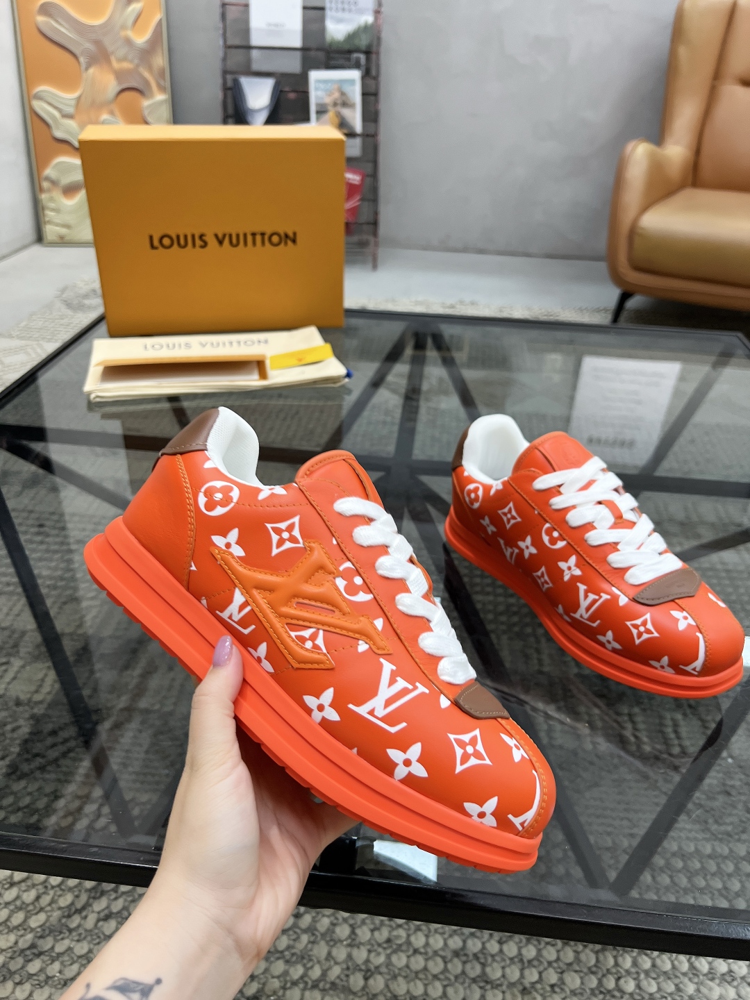  L 🔍顶级代购🇮🇹 路 炸街男神休闲运动鞋系列来袭专柜同步，鞋面意大利进口牛皮搭配老花面料，进口舒适网