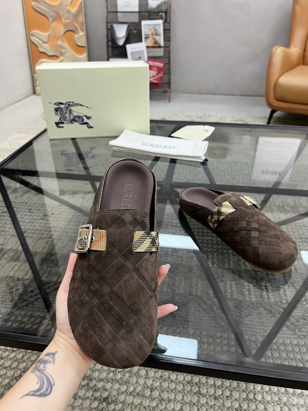  B 🔍顶级代购🇮🇹 巴 炸街男神官网半拖新品专柜同步发售原厂配置，意大利进口牛皮面料，超舒适透气牛皮内