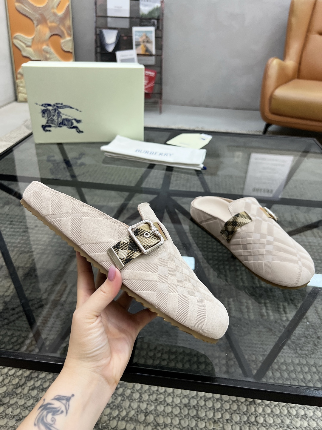  B 🔍顶级代购🇮🇹 巴 炸街男神官网半拖新品专柜同步发售原厂配置，意大利进口牛皮面料，超舒适透气牛皮内