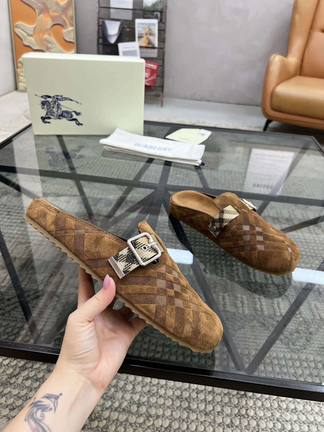  B 🔍顶级代购🇮🇹 巴 炸街男神官网半拖新品专柜同步发售原厂配置，意大利进口牛皮面料，超舒适透气牛皮内