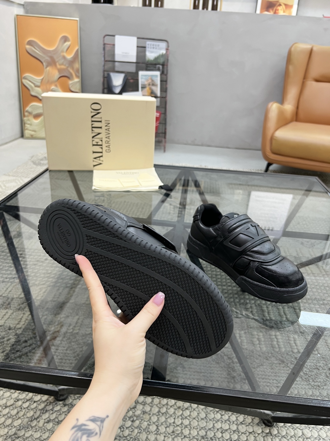 H 🔍顶级代购🇮🇹 华 炸街男神运动鞋新品，经反复试验终打造出完美版本，经典的华伦家高超拼接工艺技术瞬