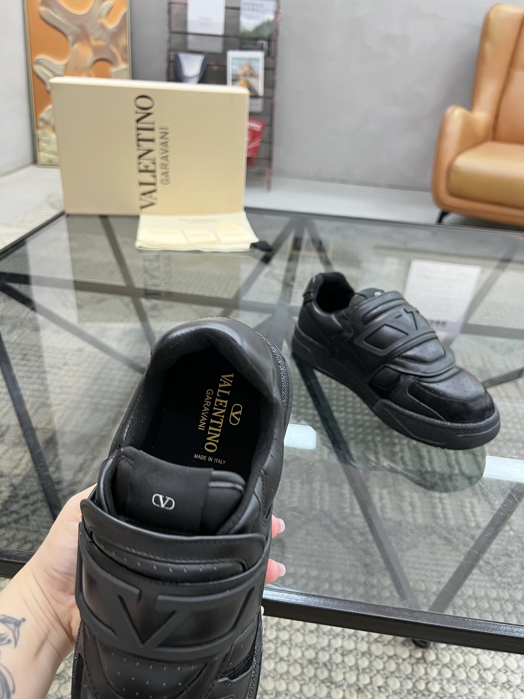  H 🔍顶级代购🇮🇹 华 炸街男神运动鞋新品，经反复试验终打造出完美版本，经典的华伦家高超拼接工艺技术瞬