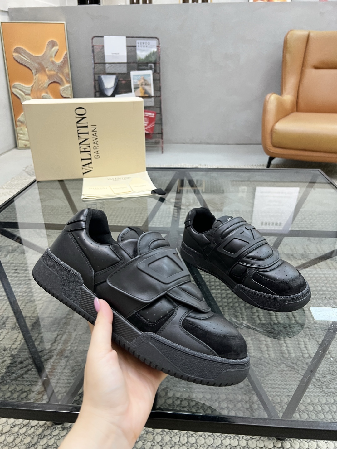  H 🔍顶级代购🇮🇹 华 炸街男神运动鞋新品，经反复试验终打造出完美版本，经典的华伦家高超拼接工艺技术瞬