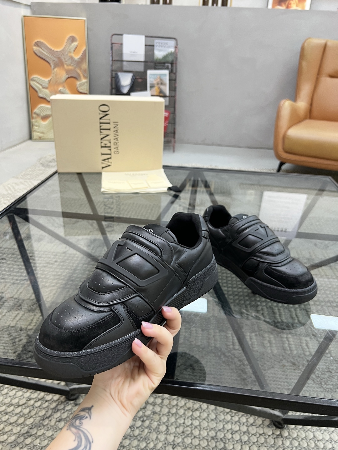  H 🔍顶级代购🇮🇹 华 炸街男神运动鞋新品，经反复试验终打造出完美版本，经典的华伦家高超拼接工艺技术瞬