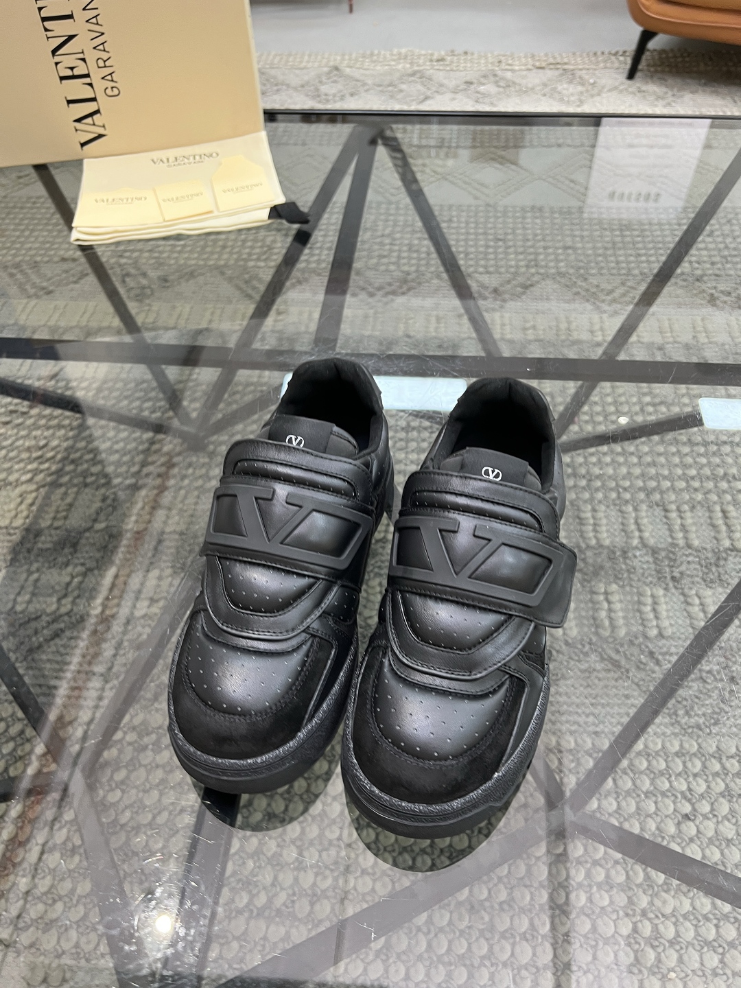  H 🔍顶级代购🇮🇹 华 炸街男神运动鞋新品，经反复试验终打造出完美版本，经典的华伦家高超拼接工艺技术瞬
