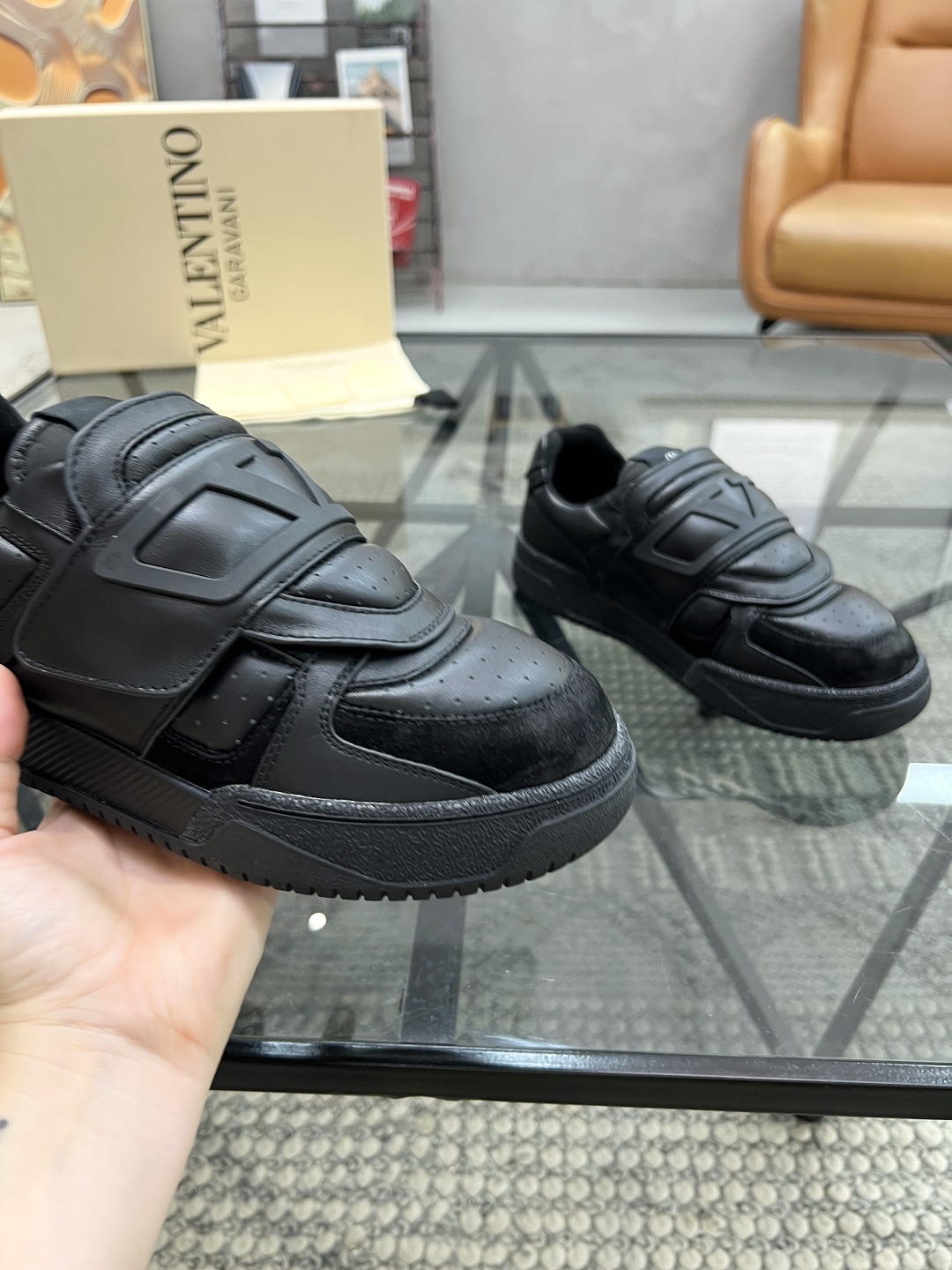  H 🔍顶级代购🇮🇹 华 炸街男神运动鞋新品，经反复试验终打造出完美版本，经典的华伦家高超拼接工艺技术瞬