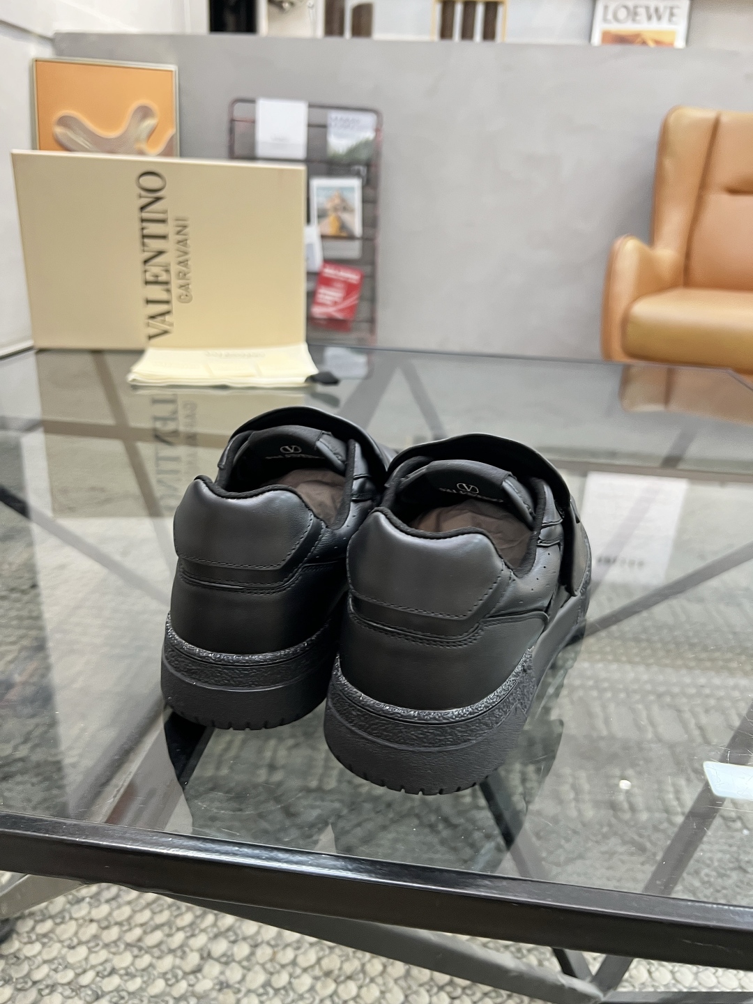  H 🔍顶级代购🇮🇹 华 炸街男神运动鞋新品，经反复试验终打造出完美版本，经典的华伦家高超拼接工艺技术瞬
