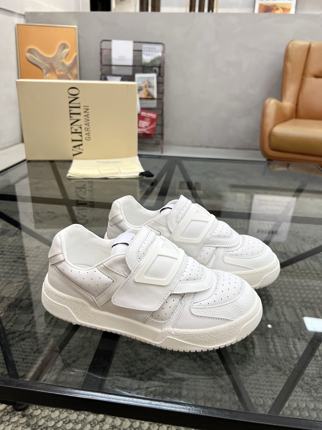  H 🔍顶级代购🇮🇹 华 炸街男神运动鞋新品，经反复试验终打造出完美版本，经典的华伦家高超拼接工艺技术瞬