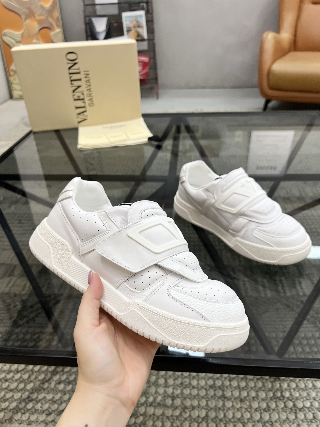 H 🔍顶级代购🇮🇹 华 炸街男神运动鞋新品，经反复试验终打造出完美版本，经典的华伦家高超拼接工艺技术瞬