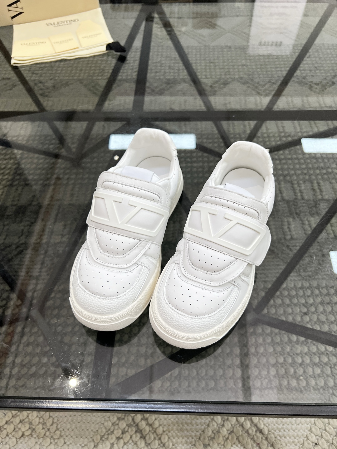 H 🔍顶级代购🇮🇹 华 炸街男神运动鞋新品，经反复试验终打造出完美版本，经典的华伦家高超拼接工艺技术瞬