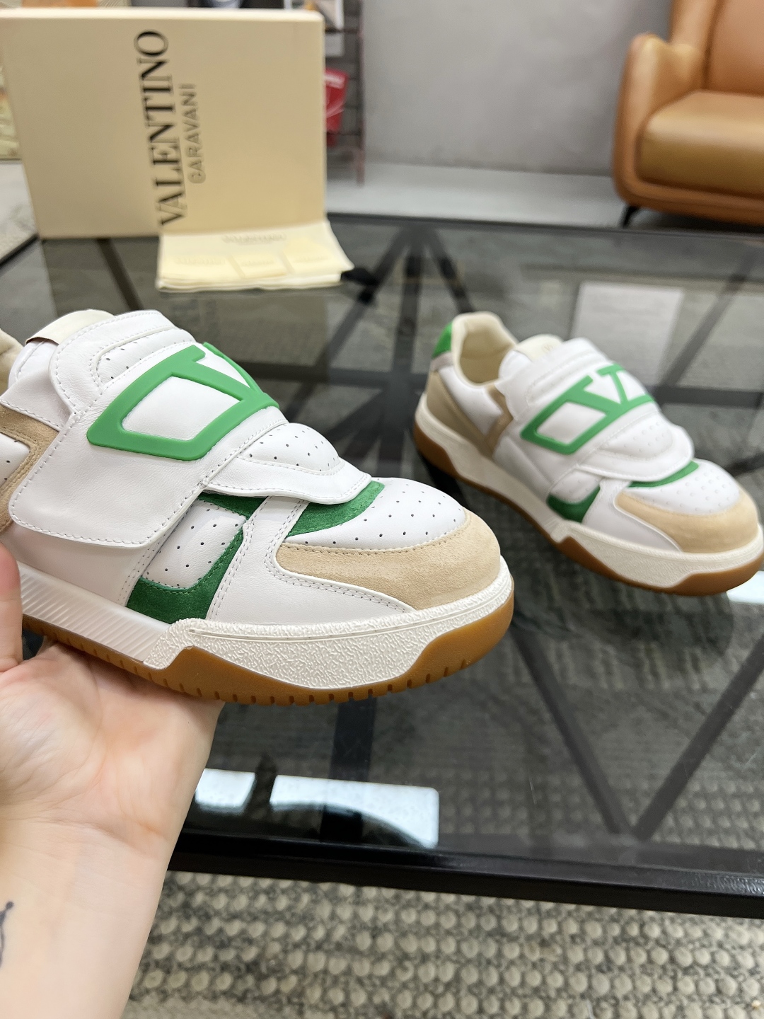  H 🔍顶级代购🇮🇹 华 炸街男神运动鞋新品，经反复试验终打造出完美版本，经典的华伦家高超拼接工艺技术瞬