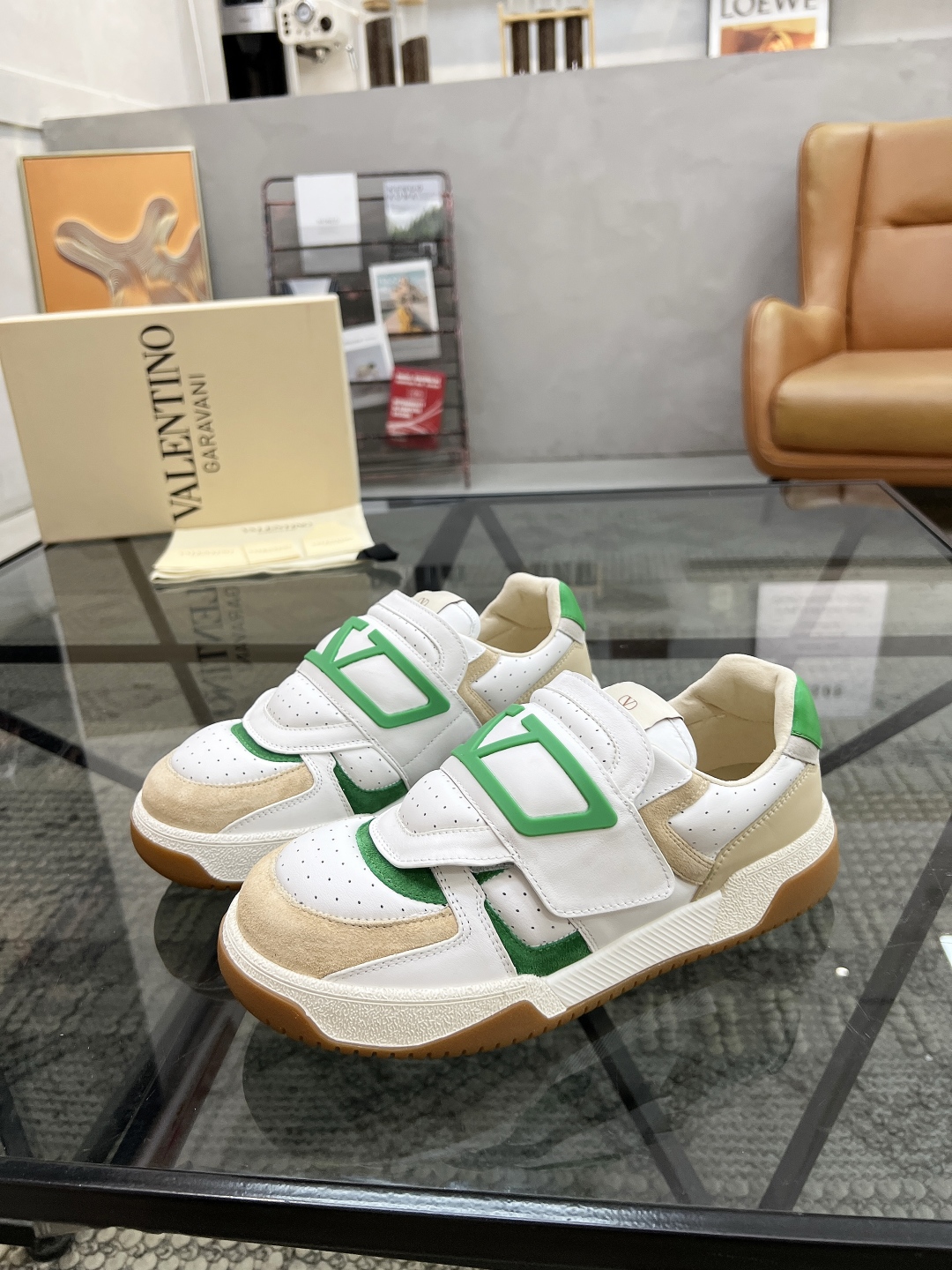  H 🔍顶级代购🇮🇹 华 炸街男神运动鞋新品，经反复试验终打造出完美版本，经典的华伦家高超拼接工艺技术瞬
