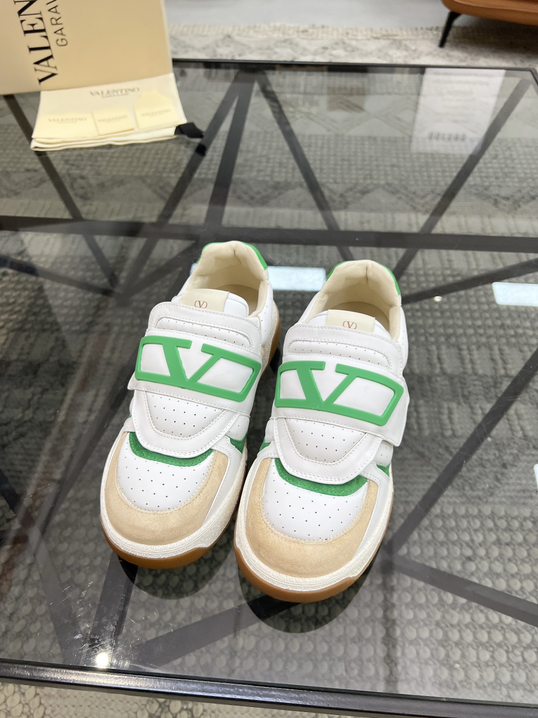  H 🔍顶级代购🇮🇹 华 炸街男神运动鞋新品，经反复试验终打造出完美版本，经典的华伦家高超拼接工艺技术瞬
