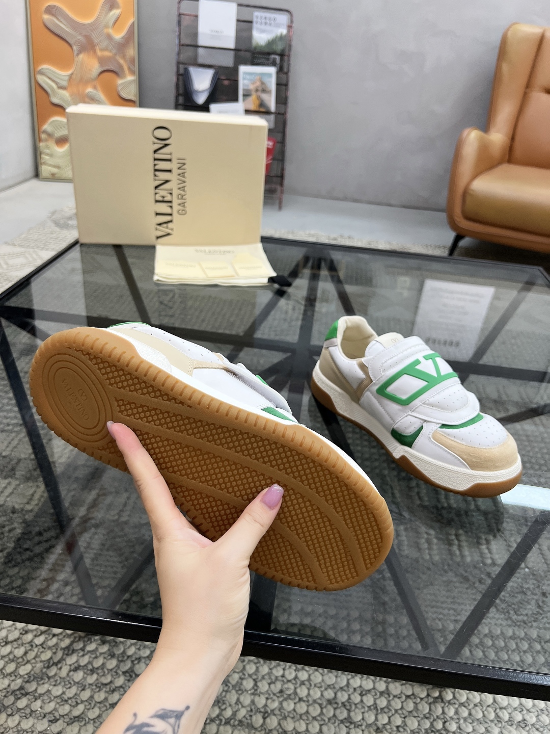  H 🔍顶级代购🇮🇹 华 炸街男神运动鞋新品，经反复试验终打造出完美版本，经典的华伦家高超拼接工艺技术瞬