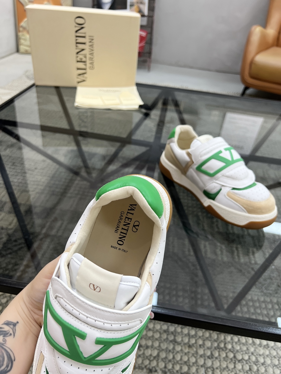  H 🔍顶级代购🇮🇹 华 炸街男神运动鞋新品，经反复试验终打造出完美版本，经典的华伦家高超拼接工艺技术瞬