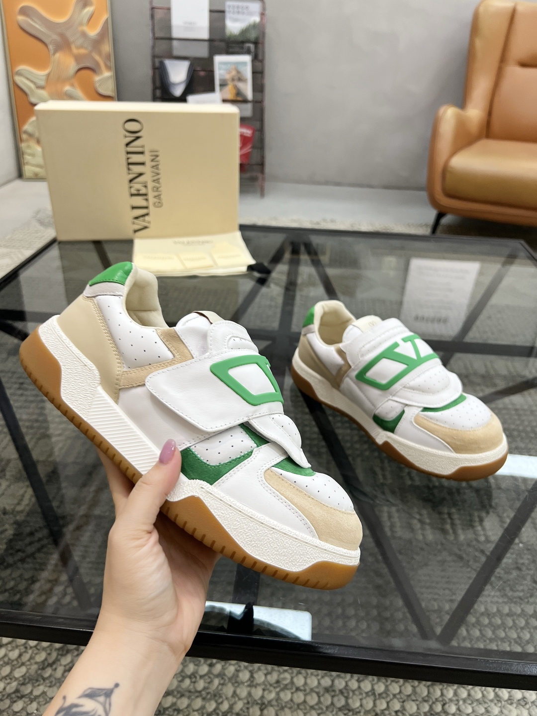  H 🔍顶级代购🇮🇹 华 炸街男神运动鞋新品，经反复试验终打造出完美版本，经典的华伦家高超拼接工艺技术瞬