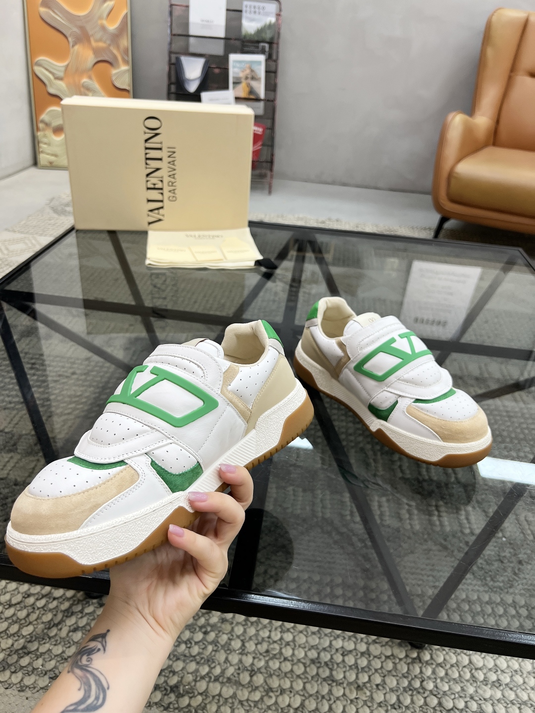  H 🔍顶级代购🇮🇹 华 炸街男神运动鞋新品，经反复试验终打造出完美版本，经典的华伦家高超拼接工艺技术瞬