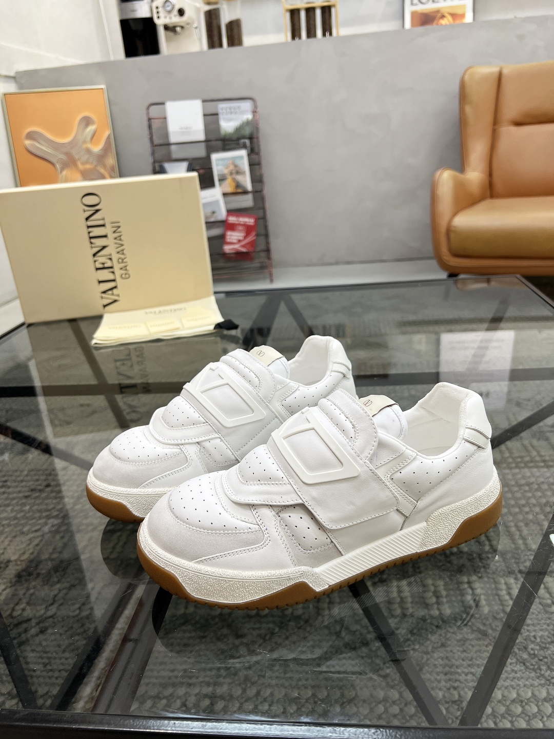  H 🔍顶级代购🇮🇹 华 炸街男神运动鞋新品，经反复试验终打造出完美版本，经典的华伦家高超拼接工艺技术瞬