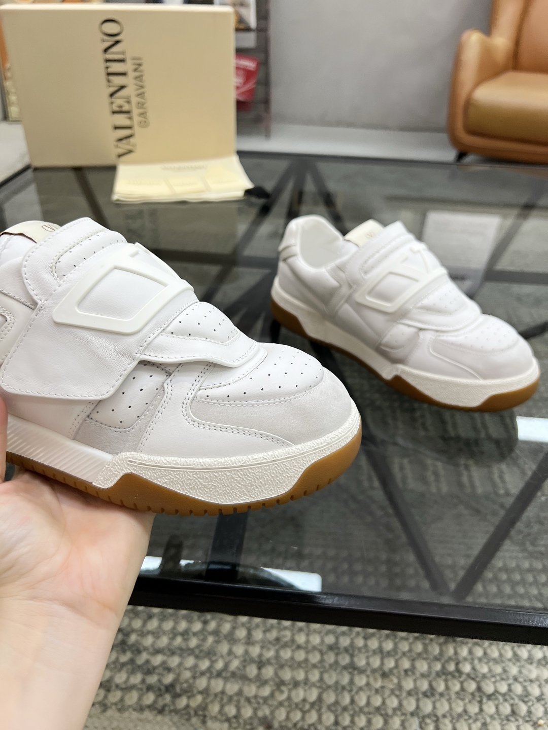  H 🔍顶级代购🇮🇹 华 炸街男神运动鞋新品，经反复试验终打造出完美版本，经典的华伦家高超拼接工艺技术瞬