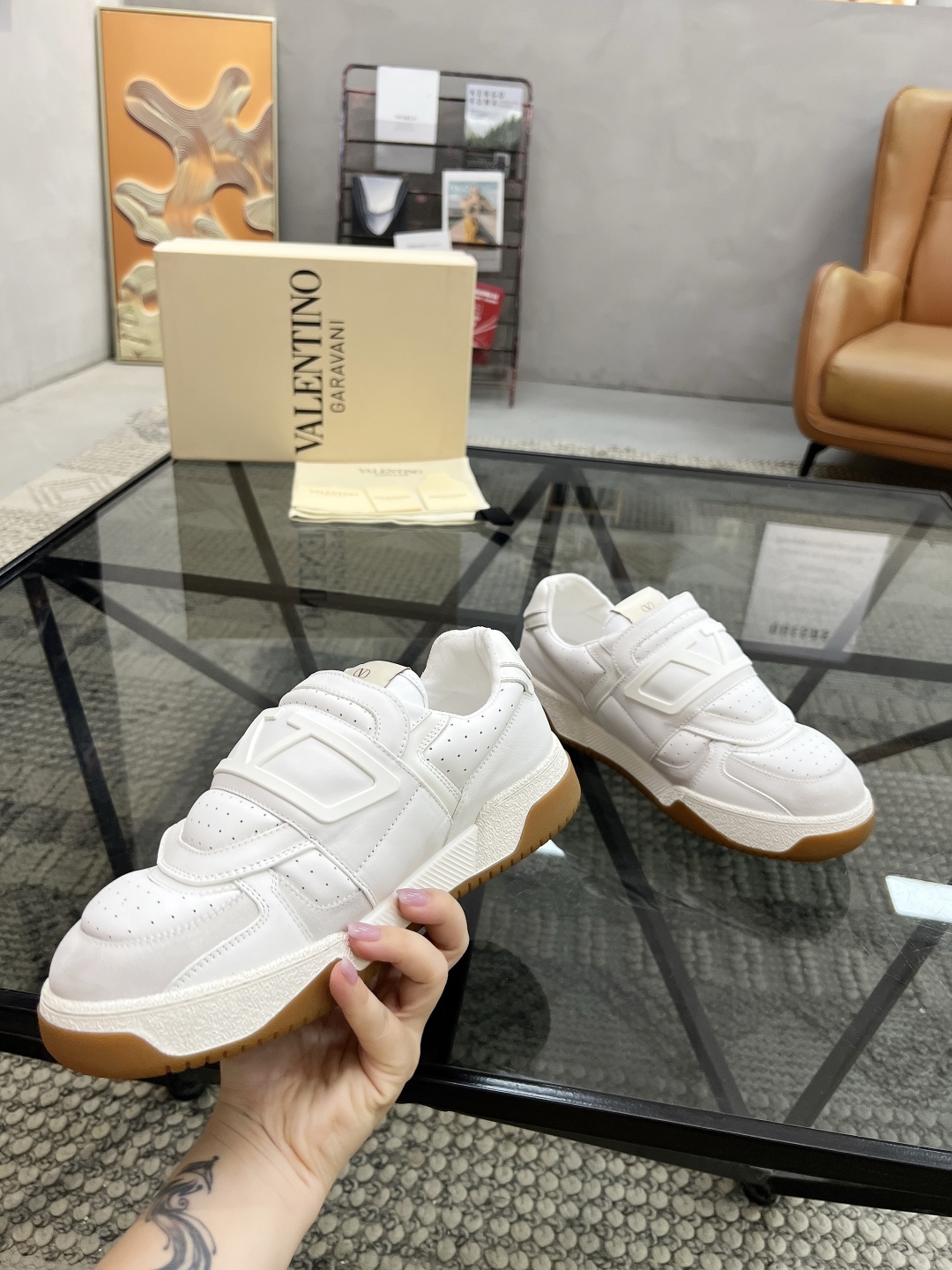  H 🔍顶级代购🇮🇹 华 炸街男神运动鞋新品，经反复试验终打造出完美版本，经典的华伦家高超拼接工艺技术瞬