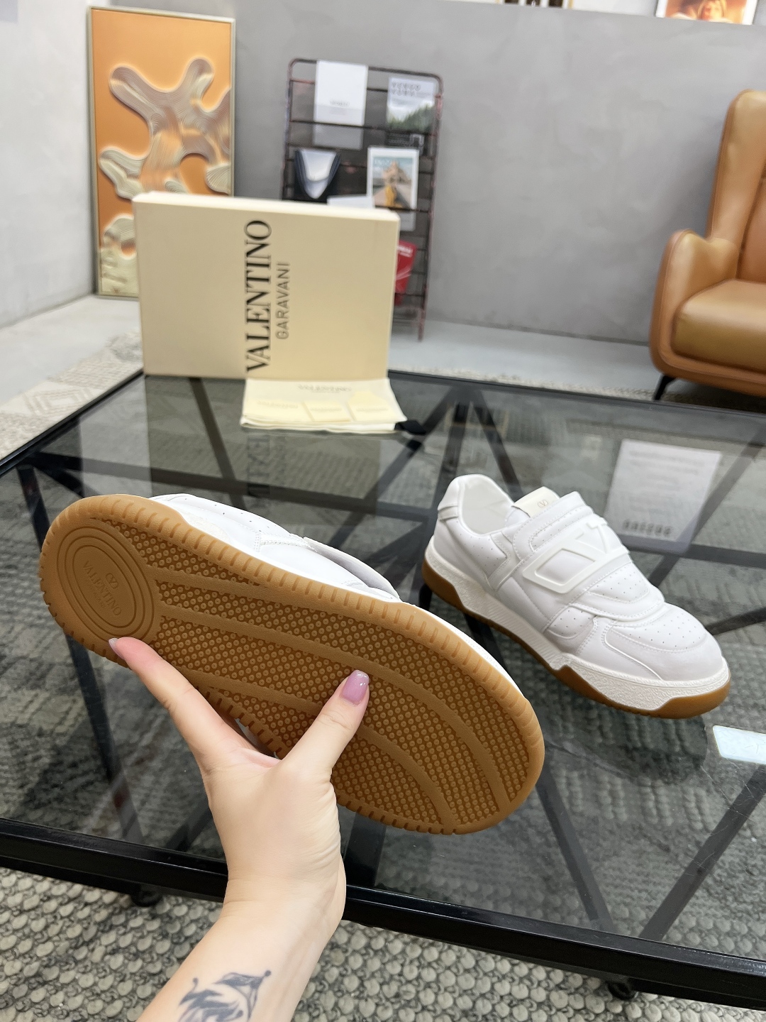  H 🔍顶级代购🇮🇹 华 炸街男神运动鞋新品，经反复试验终打造出完美版本，经典的华伦家高超拼接工艺技术瞬