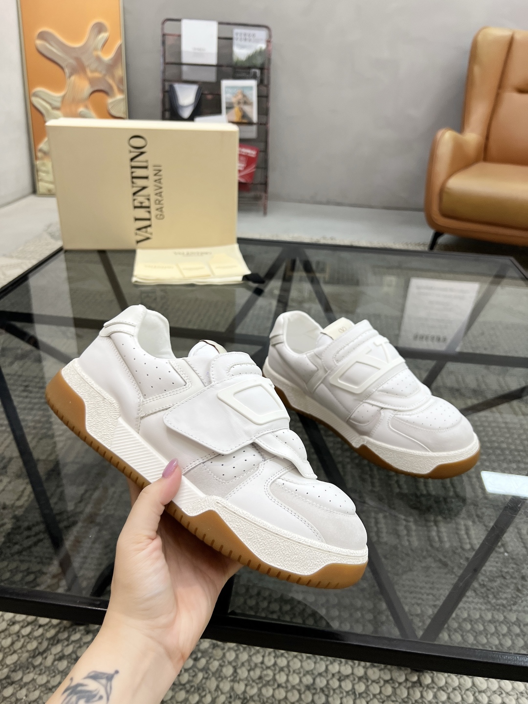  H 🔍顶级代购🇮🇹 华 炸街男神运动鞋新品，经反复试验终打造出完美版本，经典的华伦家高超拼接工艺技术瞬