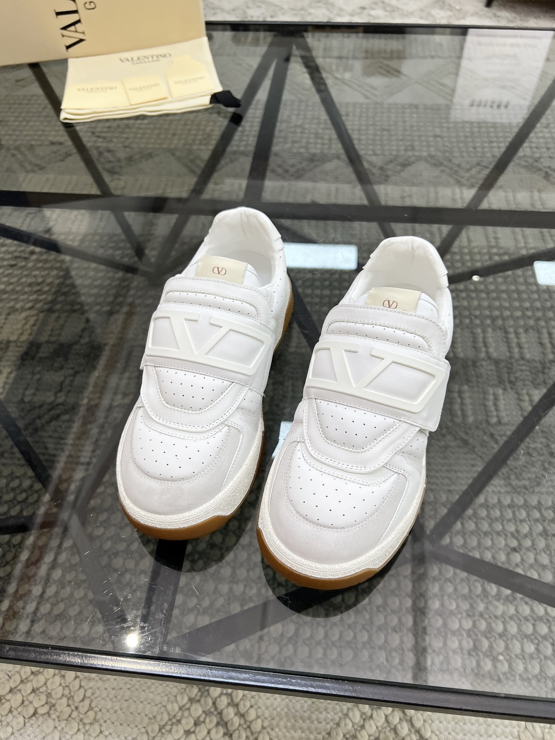 H 🔍顶级代购🇮🇹 华 炸街男神运动鞋新品，经反复试验终打造出完美版本，经典的华伦家高超拼接工艺技术瞬