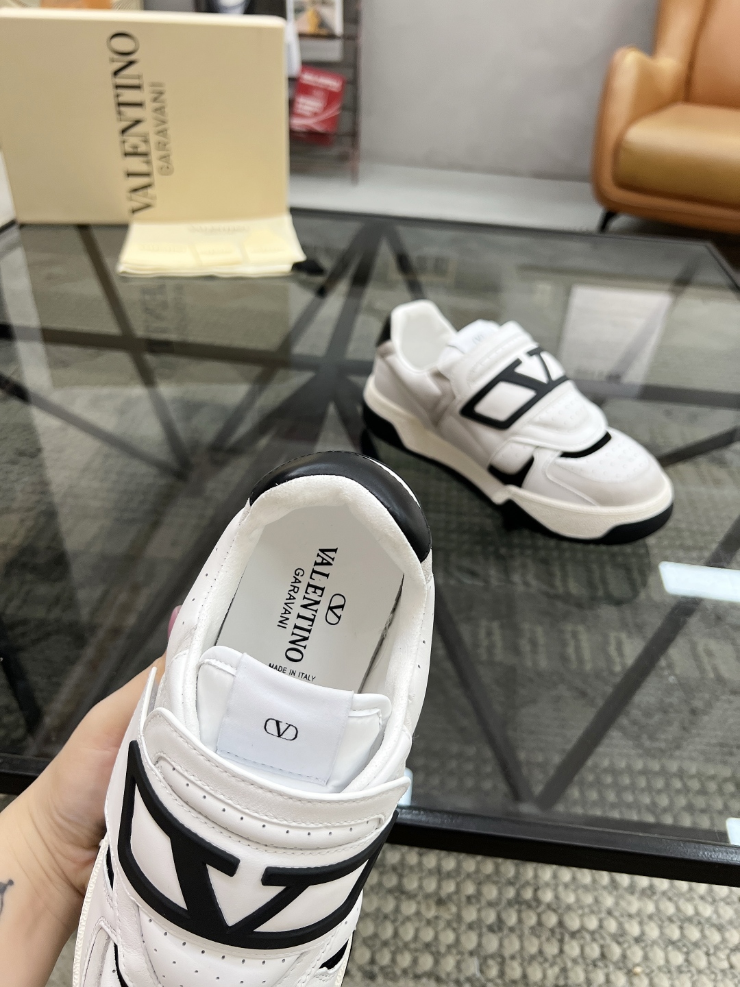  H 🔍顶级代购🇮🇹 华 炸街男神运动鞋新品，经反复试验终打造出完美版本，经典的华伦家高超拼接工艺技术瞬