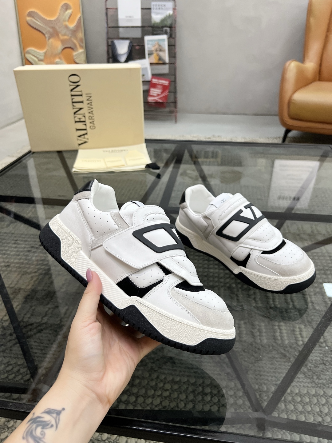  H 🔍顶级代购🇮🇹 华 炸街男神运动鞋新品，经反复试验终打造出完美版本，经典的华伦家高超拼接工艺技术瞬