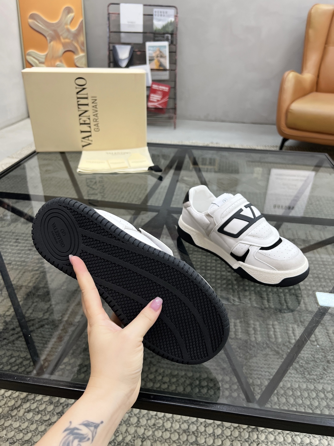  H 🔍顶级代购🇮🇹 华 炸街男神运动鞋新品，经反复试验终打造出完美版本，经典的华伦家高超拼接工艺技术瞬