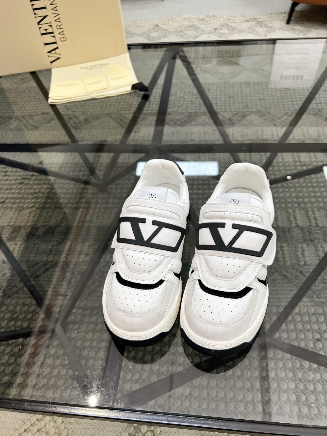  H 🔍顶级代购🇮🇹 华 炸街男神运动鞋新品，经反复试验终打造出完美版本，经典的华伦家高超拼接工艺技术瞬