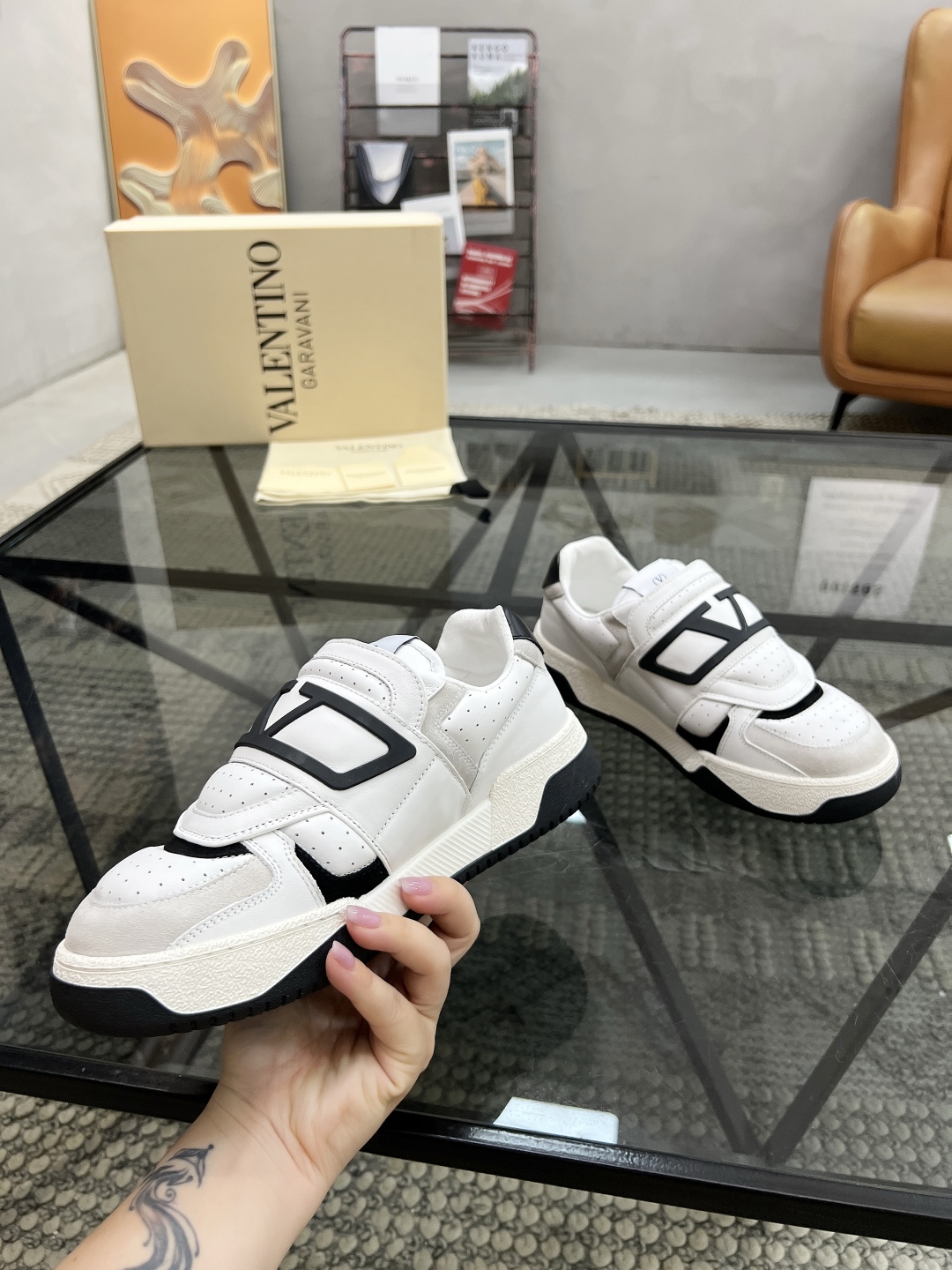  H 🔍顶级代购🇮🇹 华 炸街男神运动鞋新品，经反复试验终打造出完美版本，经典的华伦家高超拼接工艺技术瞬