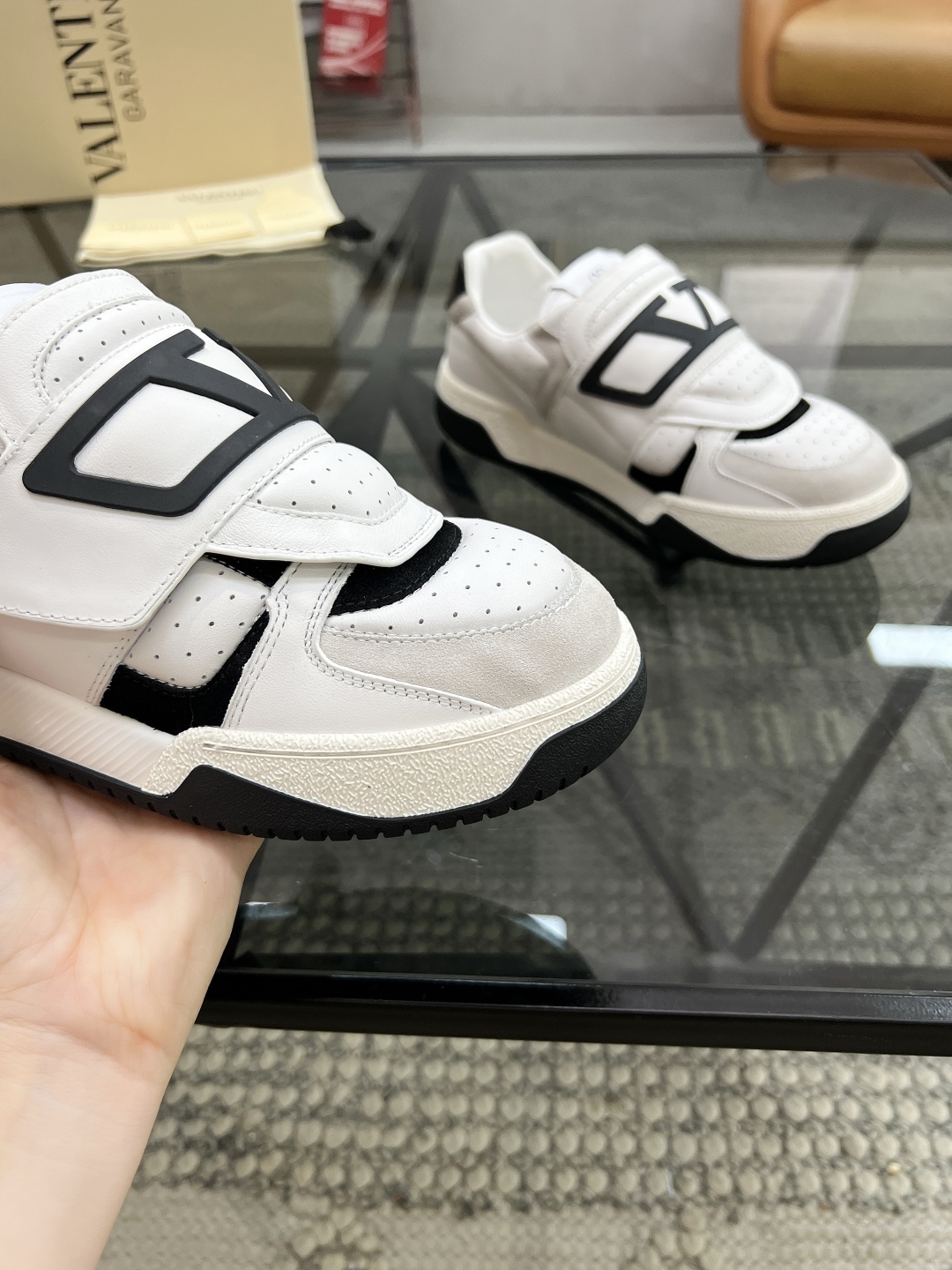  H 🔍顶级代购🇮🇹 华 炸街男神运动鞋新品，经反复试验终打造出完美版本，经典的华伦家高超拼接工艺技术瞬