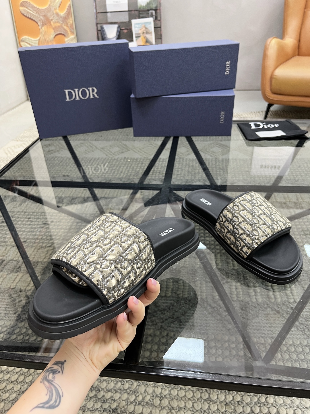  D 🔍顶级代购🇮🇹 路 炸街男神春夏拖鞋新品专柜同步，鞋面意大利进口印花布面料，高品质魔术贴工艺，鞋底