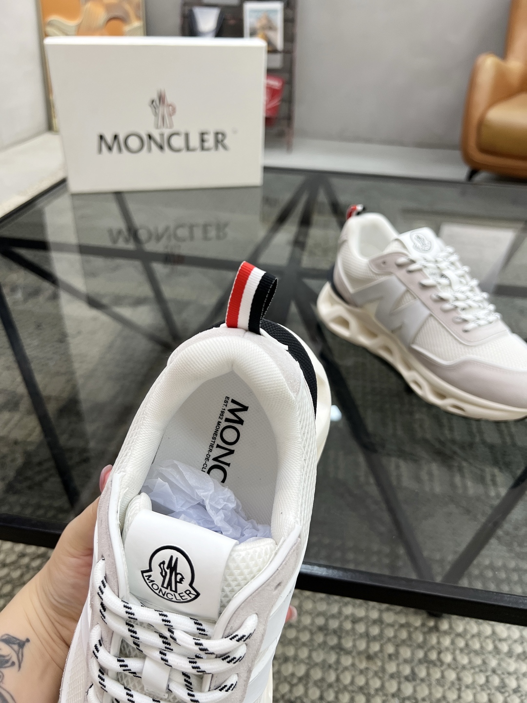  M 🔍顶级代购🇮🇹 蒙 炸街男神新品来袭，超人气爆款专柜新款，原厂配置意大利进口牛皮搭配网布面料，高品