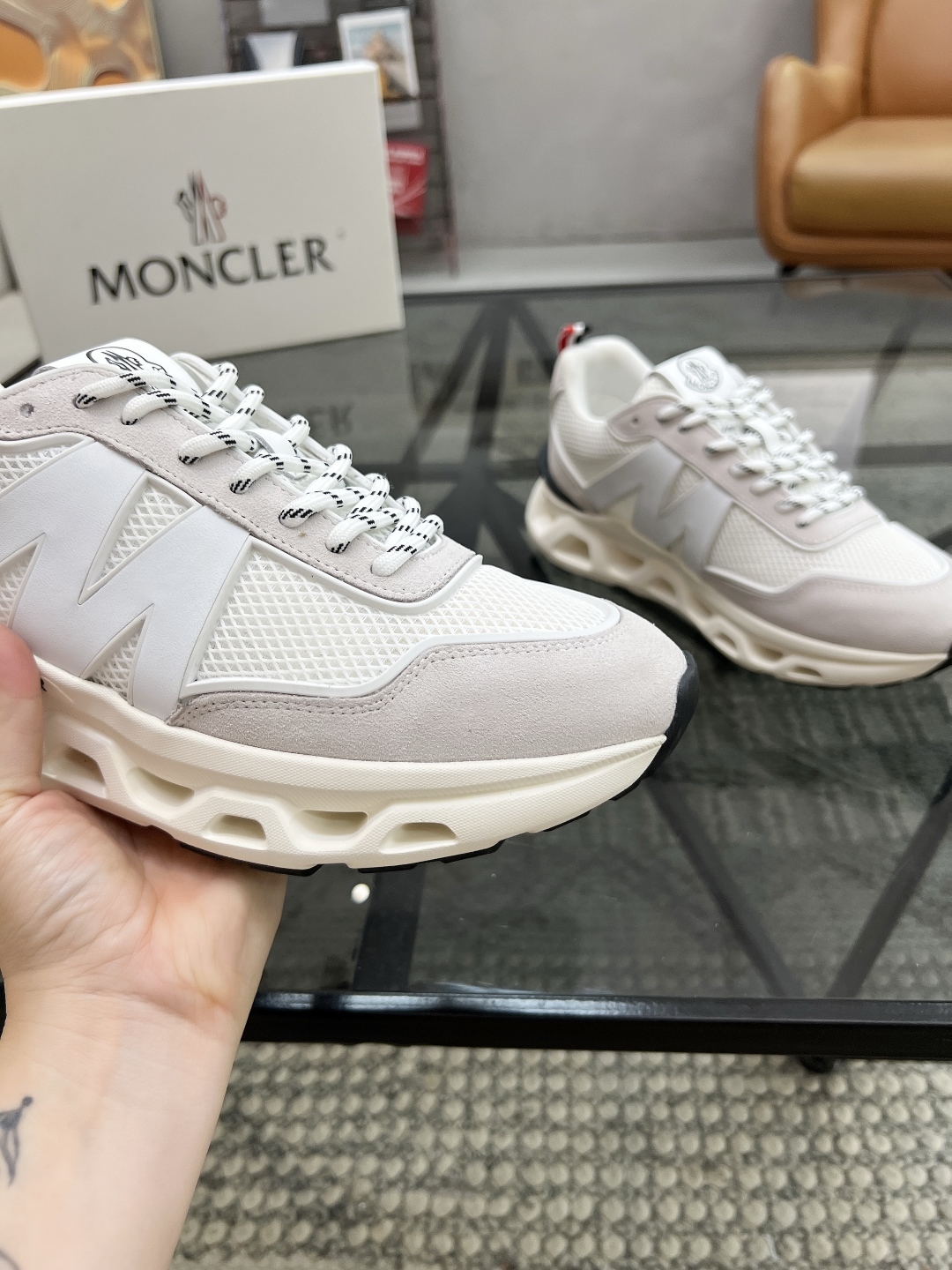  M 🔍顶级代购🇮🇹 蒙 炸街男神新品来袭，超人气爆款专柜新款，原厂配置意大利进口牛皮搭配网布面料，高品