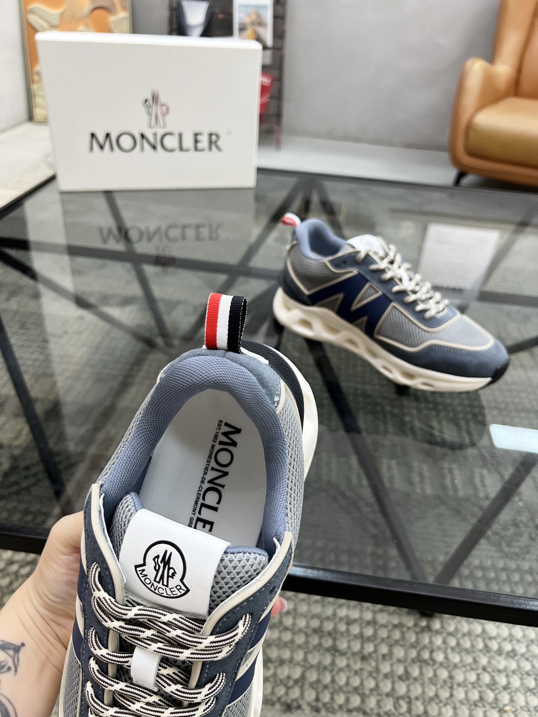  M 🔍顶级代购🇮🇹 蒙 炸街男神新品来袭，超人气爆款专柜新款，原厂配置意大利进口牛皮搭配网布面料，高品