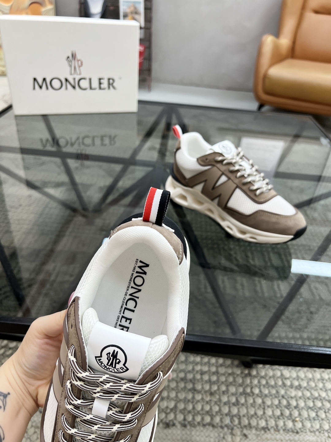  M 🔍顶级代购🇮🇹 蒙 炸街男神新品来袭，超人气爆款专柜新款，原厂配置意大利进口牛皮搭配网布面料，高品