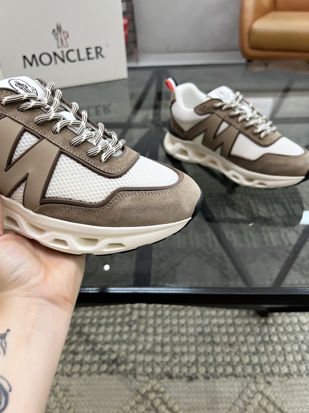  M 🔍顶级代购🇮🇹 蒙 炸街男神新品来袭，超人气爆款专柜新款，原厂配置意大利进口牛皮搭配网布面料，高品