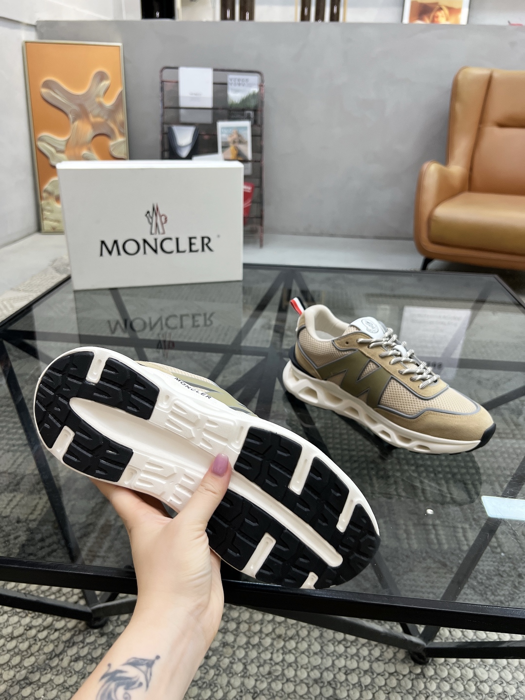  M 🔍顶级代购🇮🇹 蒙 炸街男神新品来袭，超人气爆款专柜新款，原厂配置意大利进口牛皮搭配网布面料，高品