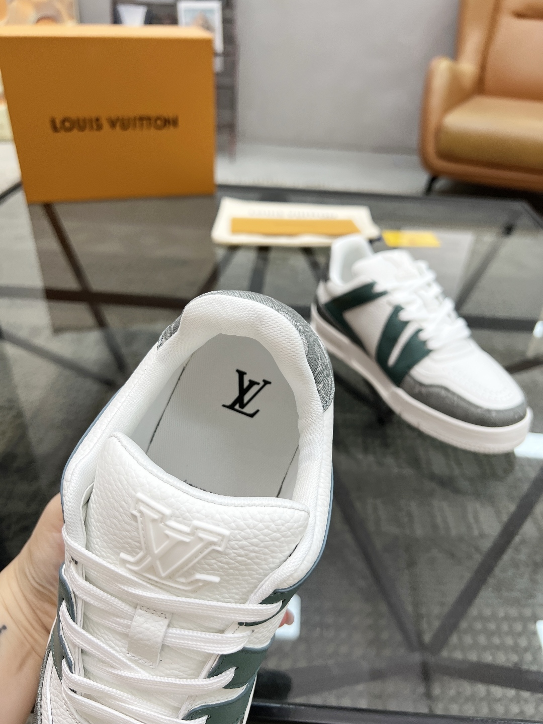  L 🔍顶级代购🇮🇹 路 炸街男神新品来袭，男士超人气运动爆款专柜新款，原厂配置意大利进口牛皮搭配牛仔布