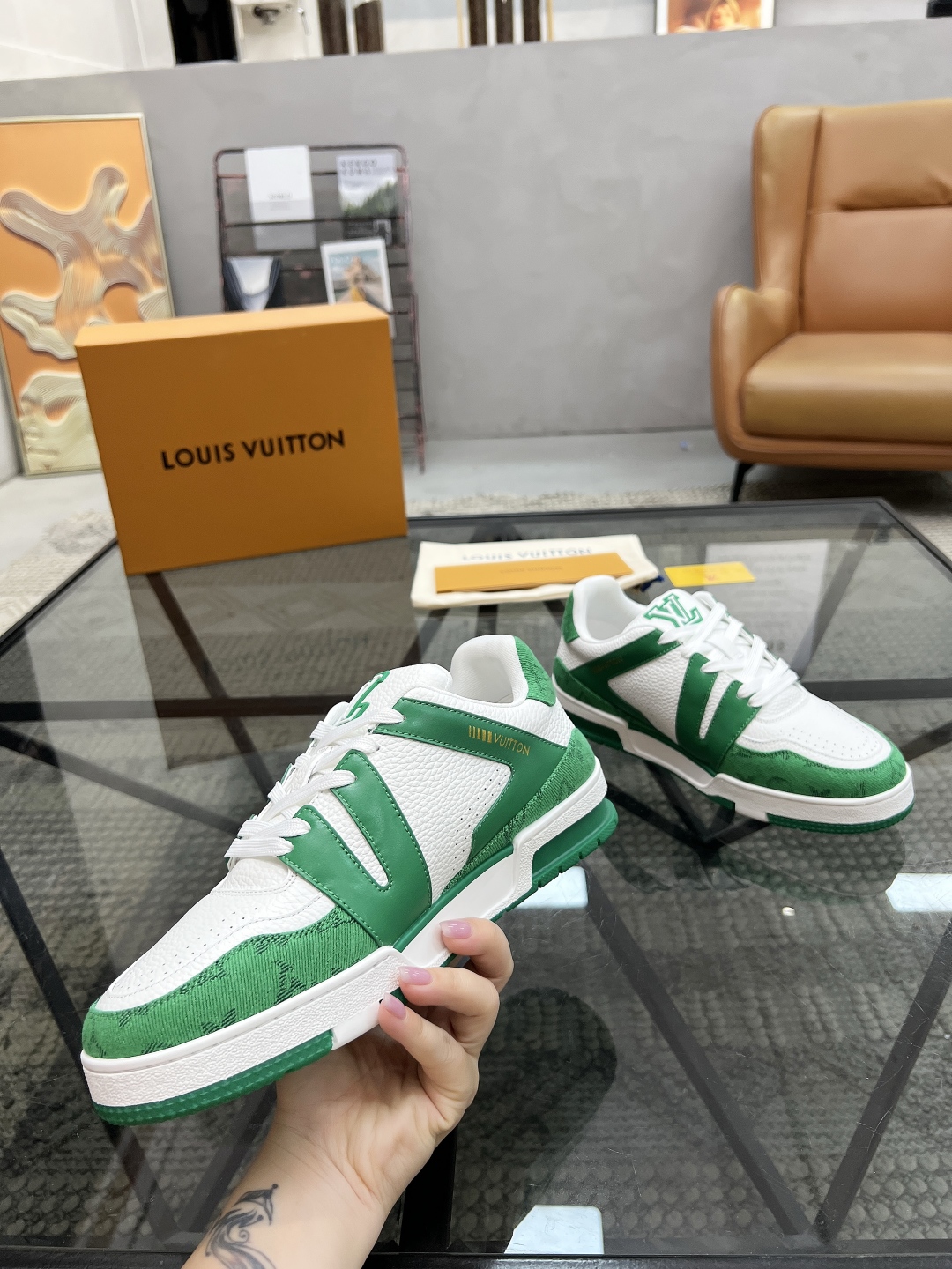  L 🔍顶级代购🇮🇹 路 炸街男神新品来袭，男士超人气运动爆款专柜新款，原厂配置意大利进口牛皮搭配牛仔布