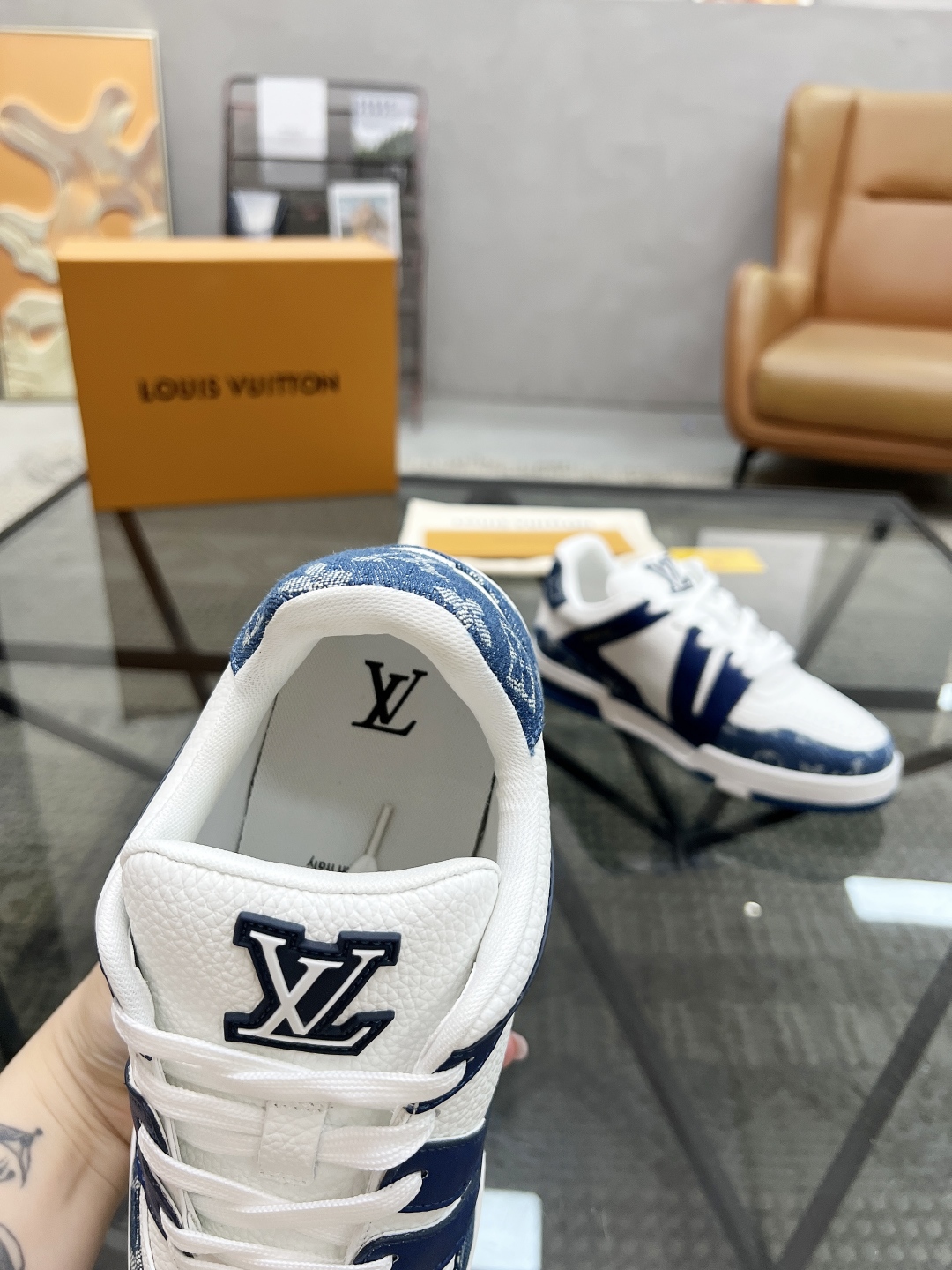 L 🔍顶级代购🇮🇹 路 炸街男神新品来袭，男士超人气运动爆款专柜新款，原厂配置意大利进口牛皮搭配牛仔布