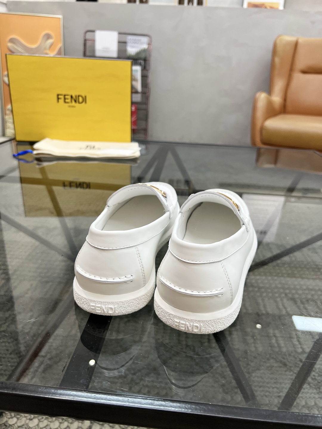  F 🔍顶级代购🇮🇹 芬 炸街男神套脚新品专柜同步原厂配置，意大利进口原版牛皮面料，高品质五金标扣潮达人