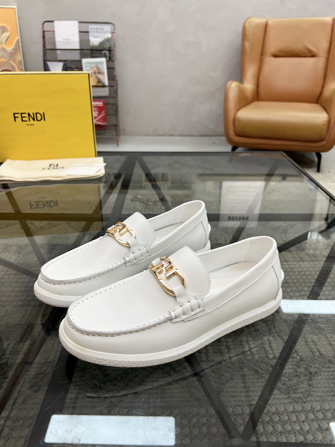  F 🔍顶级代购🇮🇹 芬 炸街男神套脚新品专柜同步原厂配置，意大利进口原版牛皮面料，高品质五金标扣潮达人