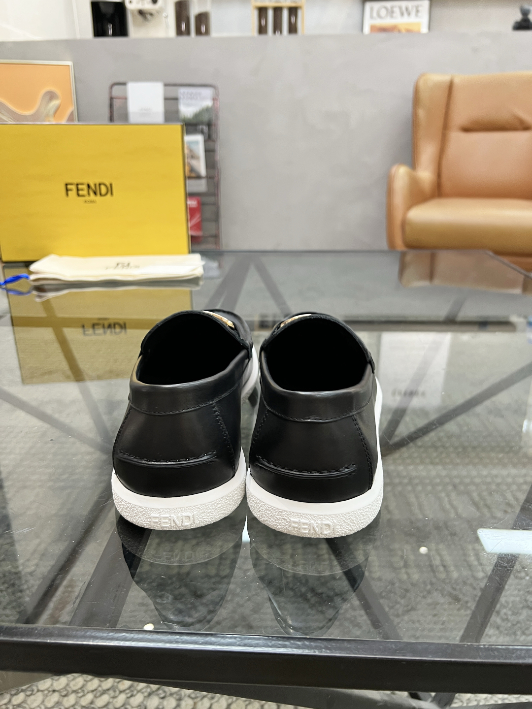  F 🔍顶级代购🇮🇹 芬 炸街男神套脚新品专柜同步原厂配置，意大利进口原版牛皮面料，高品质五金标扣潮达人
