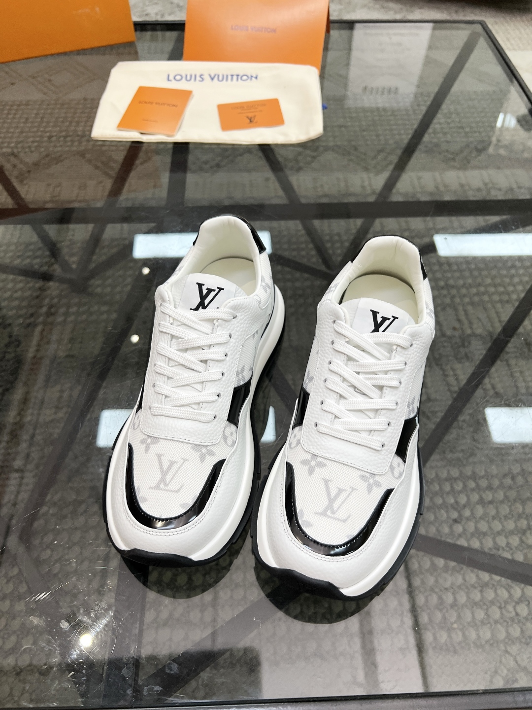  L 🔍顶级代购🇮🇹 路 炸街男神运动鞋新品来袭专柜同步发售原厂配置，意大利进口原版牛皮搭配网布面料，高