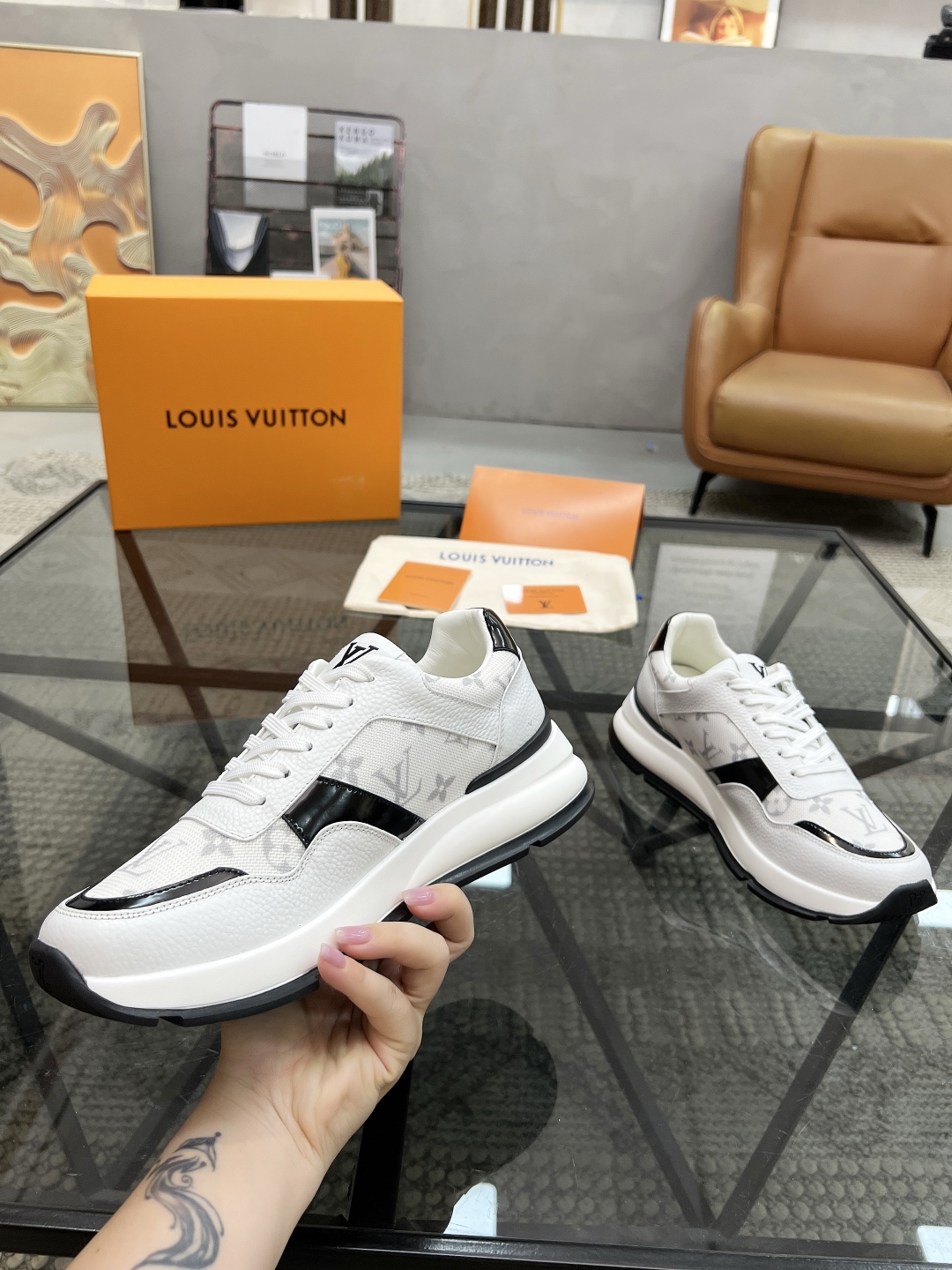  L 🔍顶级代购🇮🇹 路 炸街男神运动鞋新品来袭专柜同步发售原厂配置，意大利进口原版牛皮搭配网布面料，高