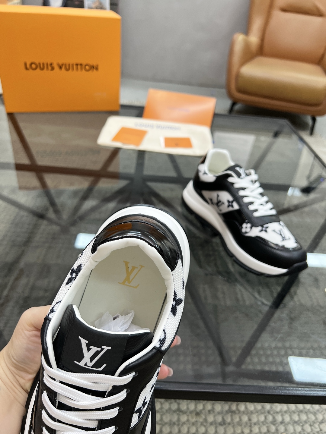  L 🔍顶级代购🇮🇹 路 炸街男神运动鞋新品来袭专柜同步发售原厂配置，意大利进口原版牛皮搭配网布面料，高